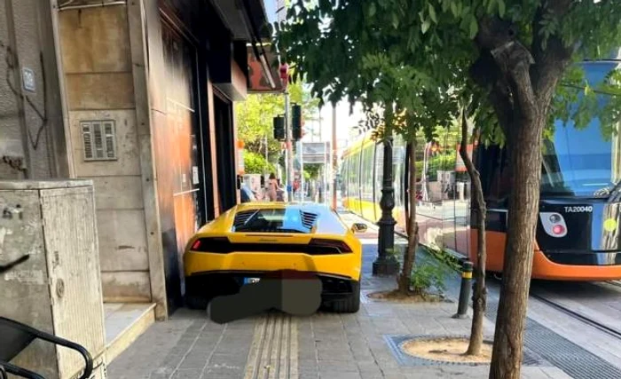 Mașină parcată pe trotuar FOTO: carandmotor.gr