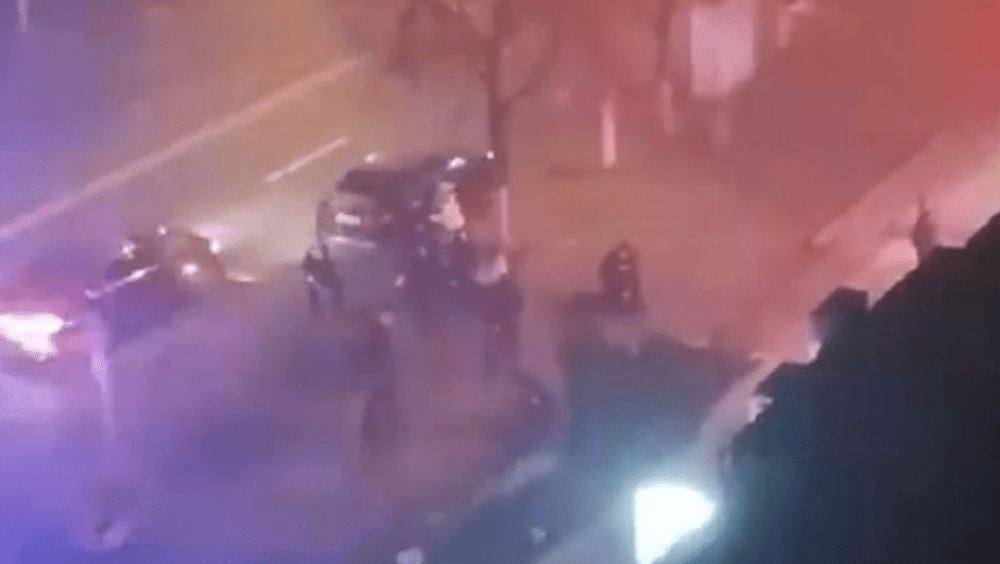 Imagini cu un polițist agresat după ce a încercat să legitimeze o șoferiță. L-au salvat mascații 