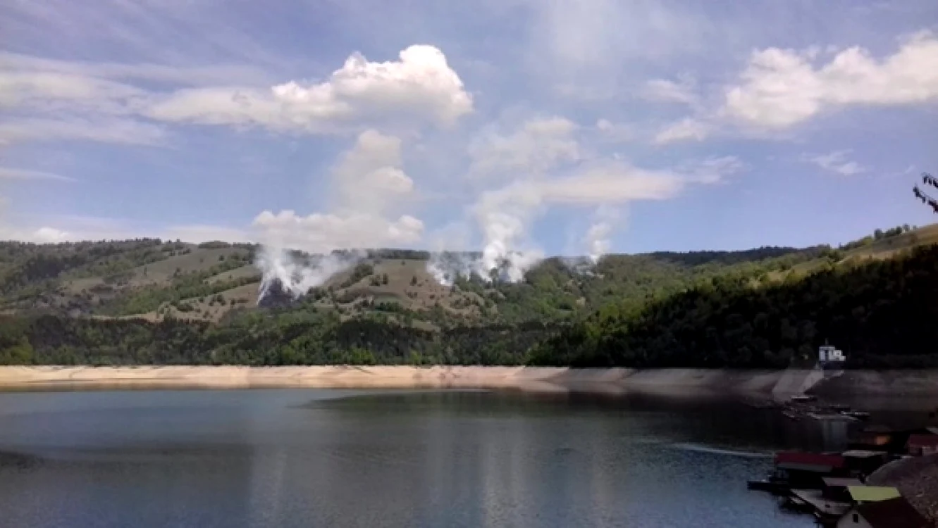 Se pare câ incendiul de pe malul lacului de acumulare a fost provocat intenţionat. FOTO: tvmneamt.ro