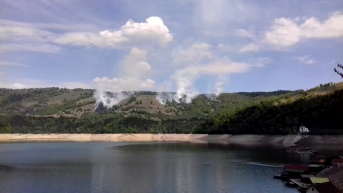 Se pare câ incendiul de pe malul lacului de acumulare a fost provocat intenţionat. FOTO: tvmneamt.ro