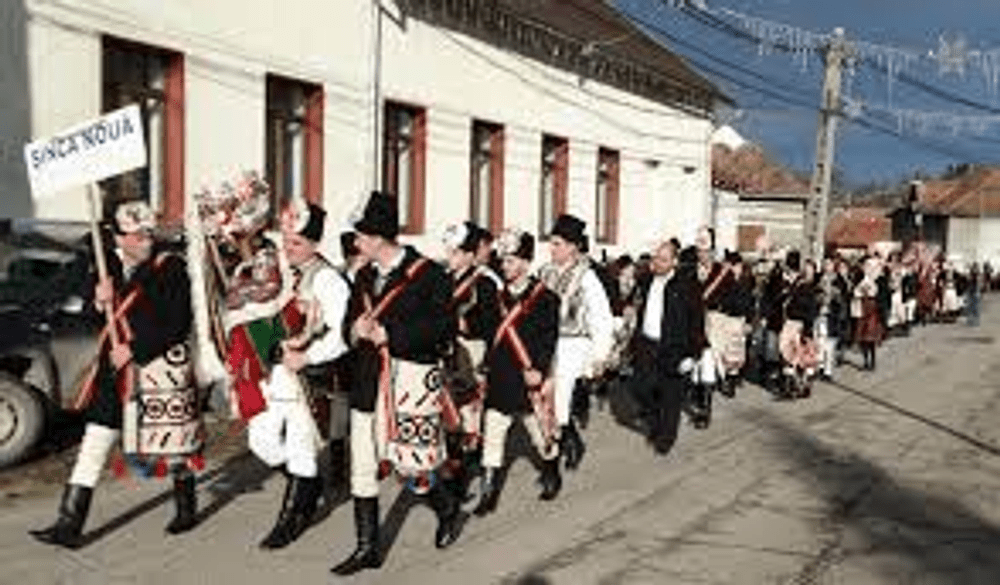 Ceata de feciori din Țara Făgărașului, în patrimoniul UNESCO. Este cel mai bine păstrat obicei din zona Brașovului