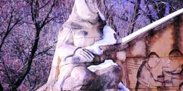 femeia statuie