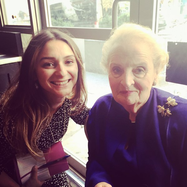 Visul american trăit de o româncă. A cunoscut-o pe Madeleine Albright, a lucrat pentru ONU, iar azi promovează artiștii români