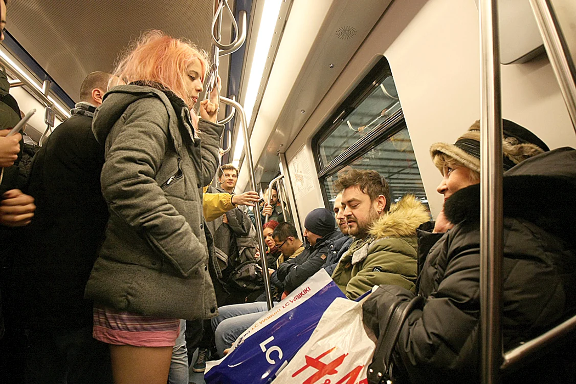 Călătorii s-au amuzat de ținuta  singurei fete care s-a încumetat  să călătorească în slip