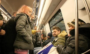 Călătorii s au amuzat de ținuta  singurei fete care s a încumetat  să călătorească în slip jpeg