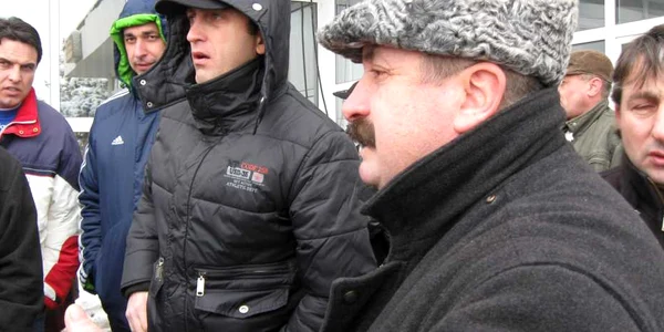 Angajaţii de la Arpechim au protestat timp de două ore în faţa pavilionului central
