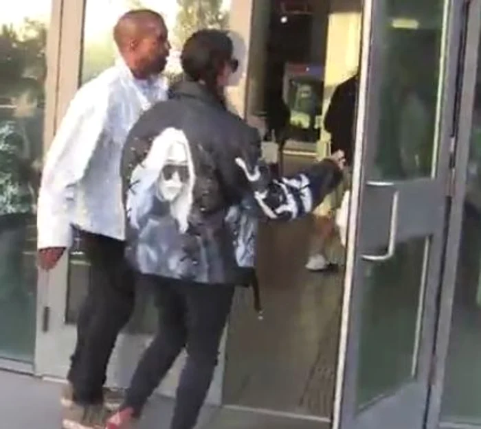 Kim K poartă cele mai deosebite ținute chiar și când iese la cinema