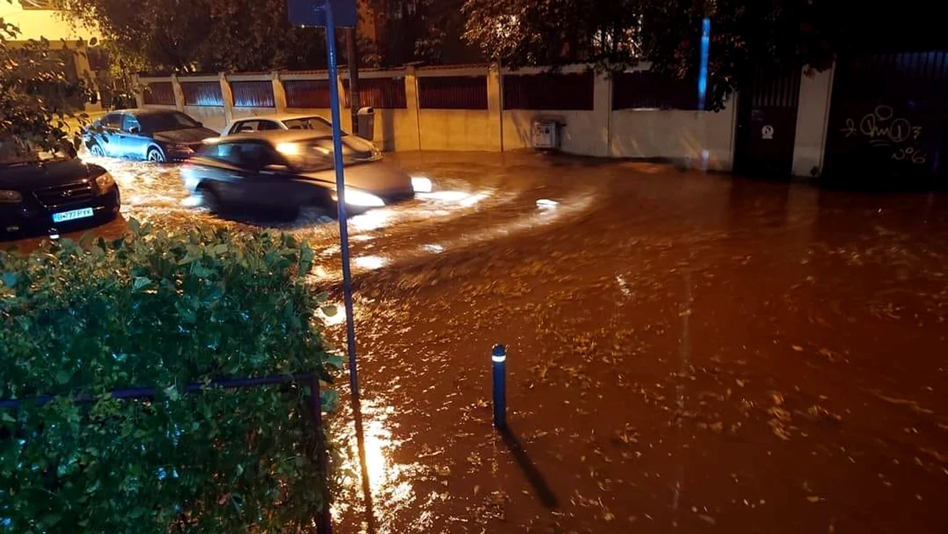 Sute de inundații provocate de furtună. Foto: Adevărul.