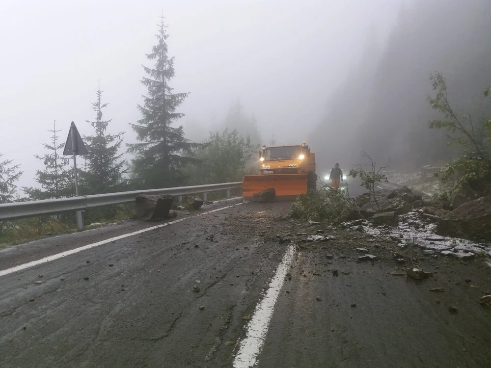 Bucăți de stâncă, pe carosabil. FOTO DRDP Brașov