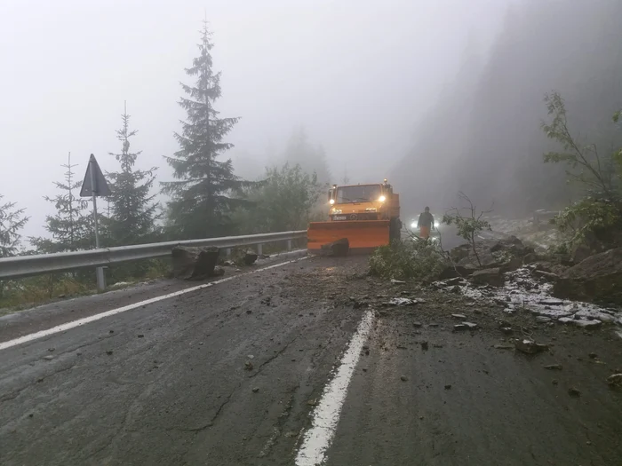 Bucăți de stâncă, pe carosabil. FOTO DRDP Brașov