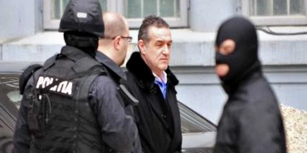 Trei din cei şase presupuşi hoţi ai maşinii lui Becali vor fi audiaţi joi