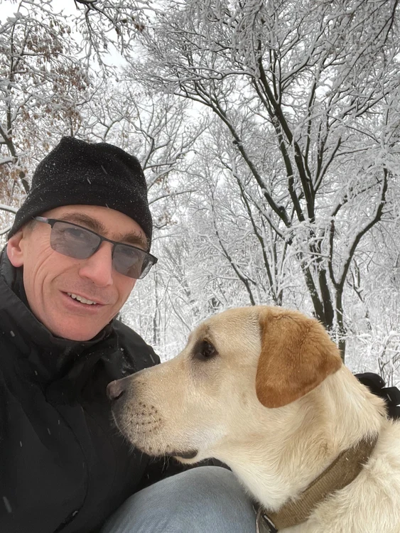 Gavin Buchan, ambasadorul Canadei în România, alături de cățelul său FOTO arhiva personală