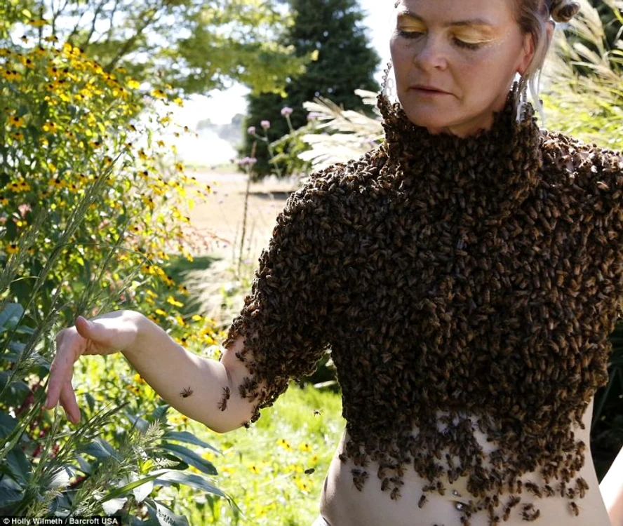 
    Ce bluză drăguţă! O femeie se «îmbracă» în 12.000 de albine  