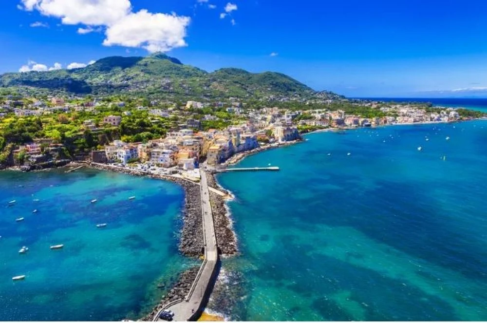 „Cel mai bine păstrat secret din Europa”. Insula spectaculoasă din Italia, alternativa ieftină la Coasta Amalfi