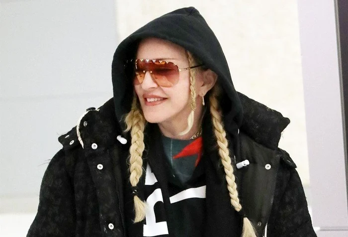 Madonna cu geaca uriaşă şi codiţe de fetiţe pe aeroportFoto: Profimedia