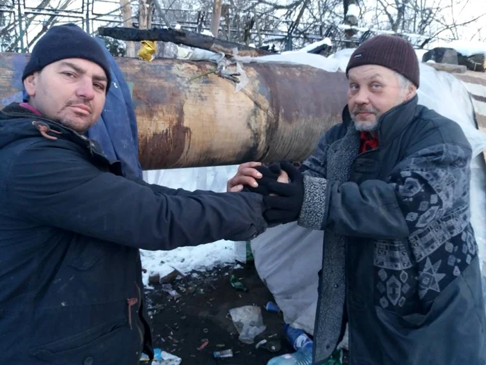 Sărmanii din Timişoara au primit mănuşi FOTO Ş.Cojocnean