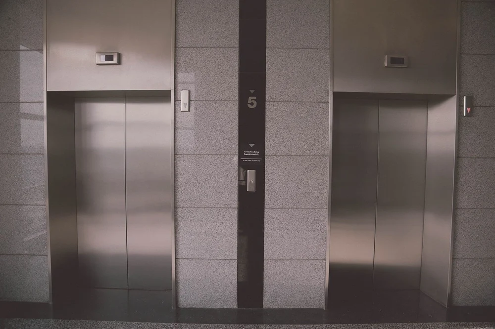 Un lift s-a prăbușit de la etajul 5 la Galați. Un bărbat care-i făcea revizia a murit
