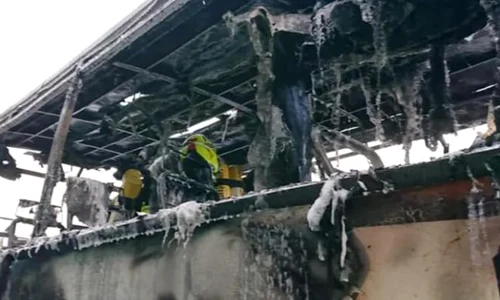 Autocarul a fost distrus în totalitate de flăcări jpeg