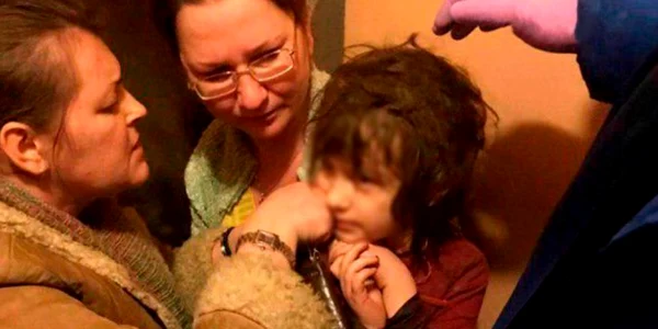 Fetita gasita intr-un apartament plin de gunoaie din Moscova FOTO east2west news
