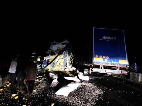 Coliziune între două TIR-uri soldată cu blocarea totală a Văii Oltului între Vâlcea şi Sibiu un deces şi doi răniţi Sursă ISU Vâlcea