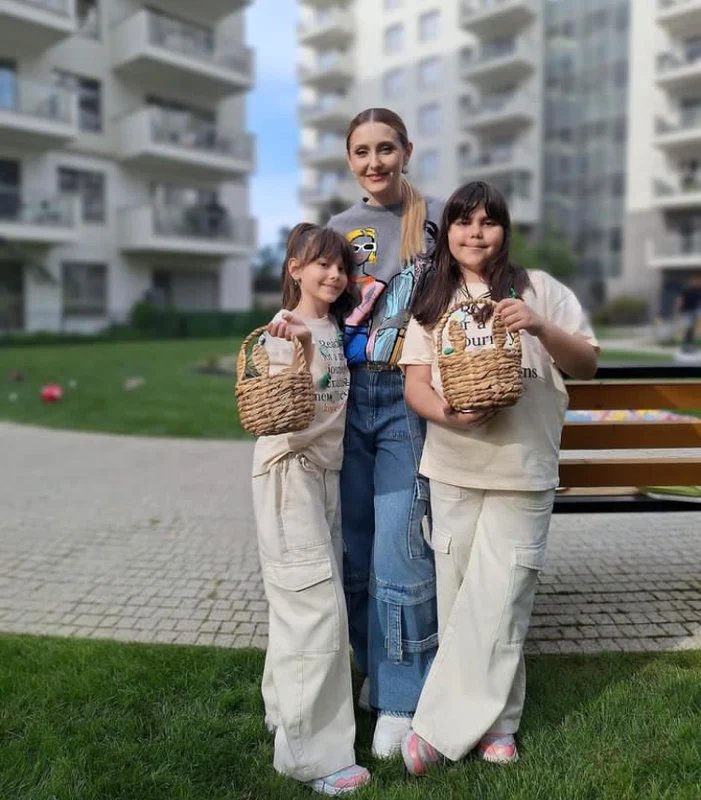 Alina Sorescu și fetițele, Raisa și Carolina, la vânătoarea de oua foto Instagram 