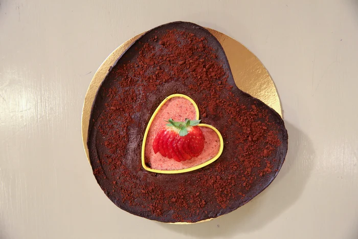 Adela vrea să îl surprindă pe iubitul ei, Radu, la întoarcerea din Thailanda