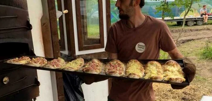 Dinnede proaspăt
scoase din cuptor FOTO Claudia Bonchiş