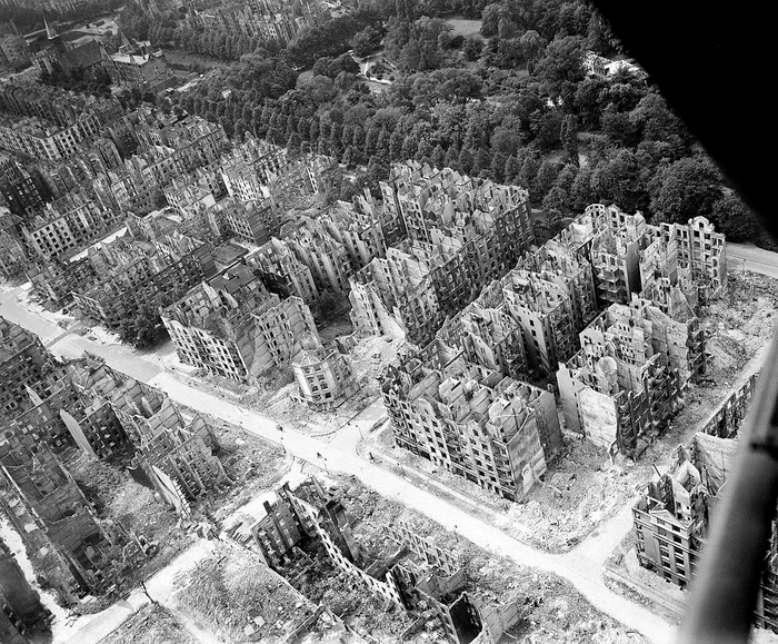 Hamburgul, distrus după bombardamente (© Imperial War Museum / Wikimedia Commons)