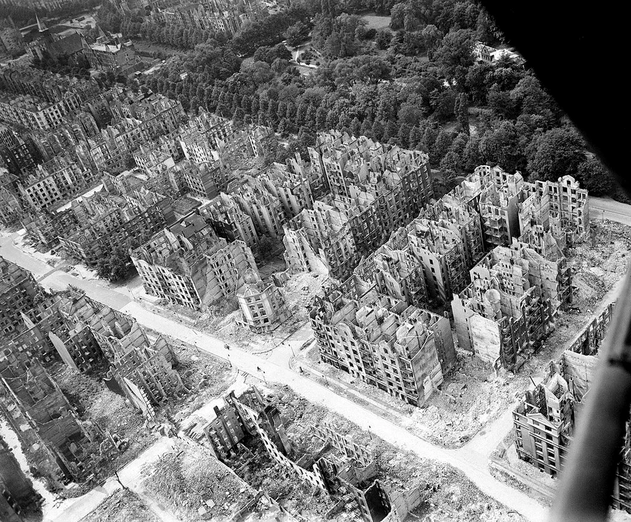 Hamburgul, distrus după bombardamente (© Imperial War Museum / Wikimedia Commons)