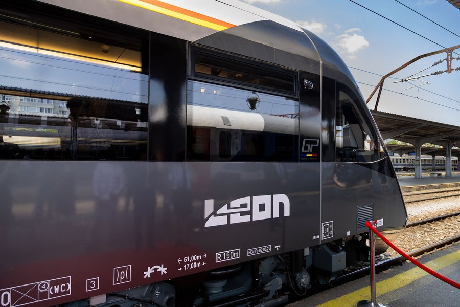 Automotor diesel Leon Railways pe șine în România, simbol al transportului feroviar pasageri lansat de Grampet Group în 2023 | sursa foto: Click