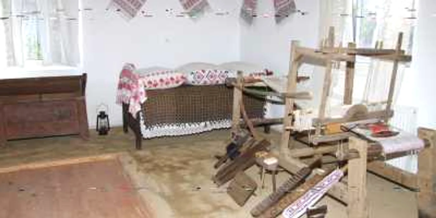Turiştii pot admira şi o sală ţărănească, specifică Văii Someşului