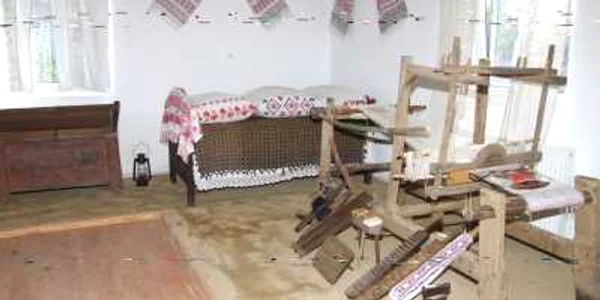 Turiştii pot admira şi o sală ţărănească, specifică Văii Someşului