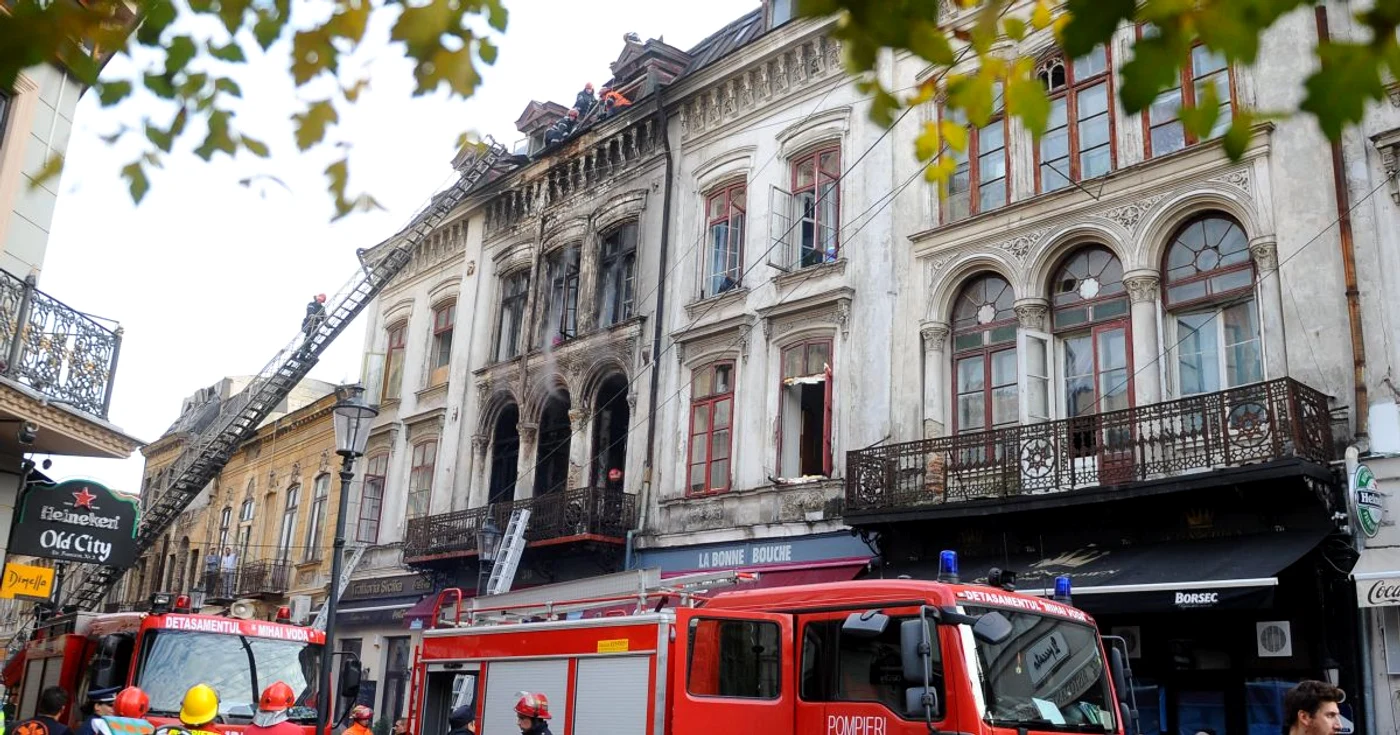 Echipaje de pompieri intervin în stingerea unui incendiu din Centrul Vechi FOTO Mediafax