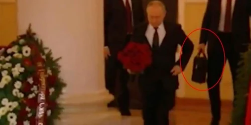 Vladimir Putin ar fi venit cu valiza nucleară la funeraliile lui Vladimir Jirinovski FOTO Profimedia