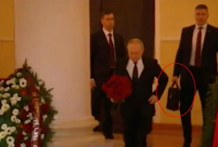 Vladimir Putin ar fi venit cu valiza nucleară la funeraliile lui Vladimir Jirinovski  FOTO Profimedia