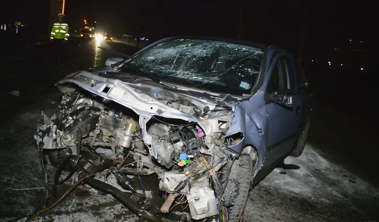 O persoană a murit, iar alte patru au fost rănite, după ce un şofer băut a intrat cu maşina într-un copac