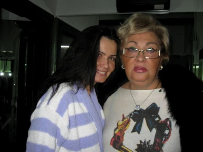Oana Zăvoranu, alături de mama ei, pe vremea când erau fericite împreunăFoto: Arhivă personală