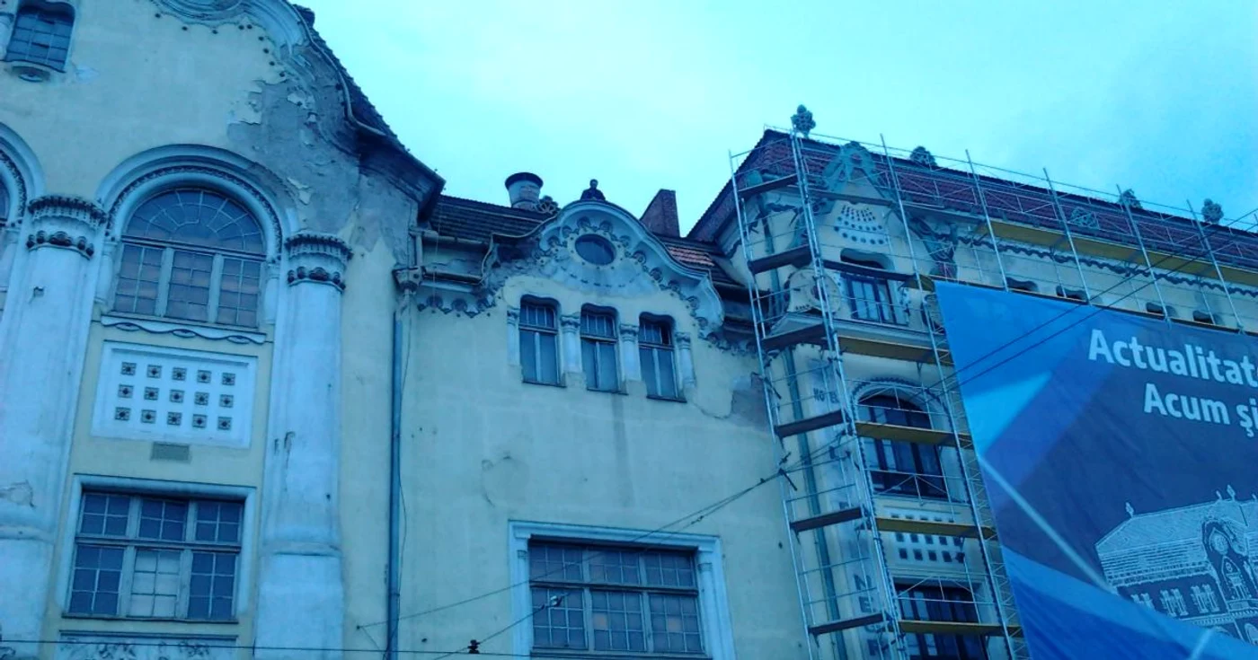 Bărbatul s-a urcat pe acoperişul palatului Vulturul Negru