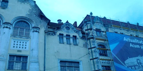 Bărbatul s-a urcat pe acoperişul palatului Vulturul Negru