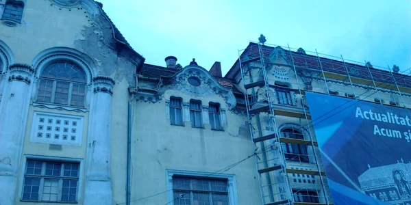 Bărbatul s-a urcat pe acoperişul palatului Vulturul Negru 