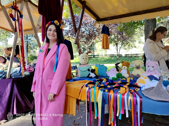 Iulia are acum propria afacere de jucării și le vinde online și la diverse târguri