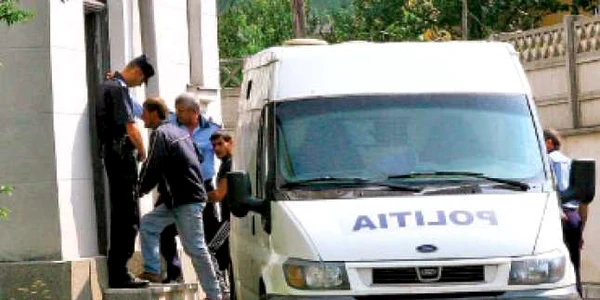 Războiul  din Caracal, primele arestări