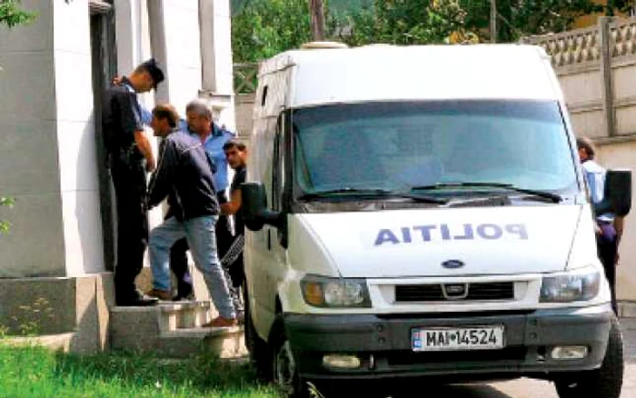Războiul din Caracal, primele arestări