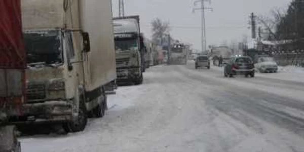 Ploieşti: Autorităţile judeţene susţin că nu se poate interveni din cauza viscolului
