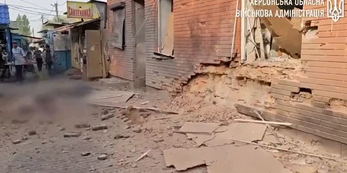 Persoane moarte în urma bombardamentelor rusești din centrul orașului Herson Foto Captură video X jpg