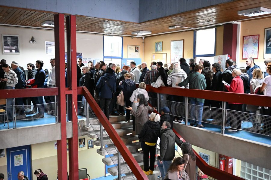 Secțiile de vot s-au închis în Serbia. Prezența depășise 64% până la ora 18.00. Jandarmeria a împânzit centrul Belgradului