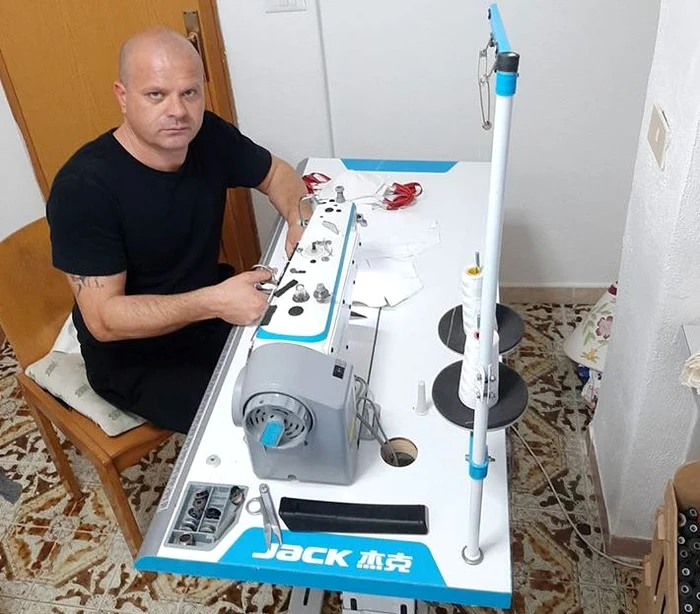 
    Ștefan Ilași s-a hotărât să se implice în lupta contra coronaviruslui făcând și împărțind pe gratis măști de protecție Foto: Facebook/arhiva personală  