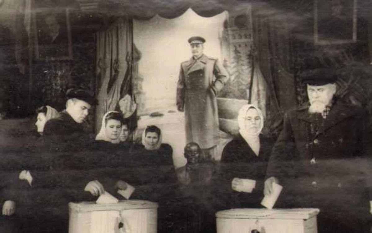 Stalin „veghează“ asupra urnelor electorale sovietice