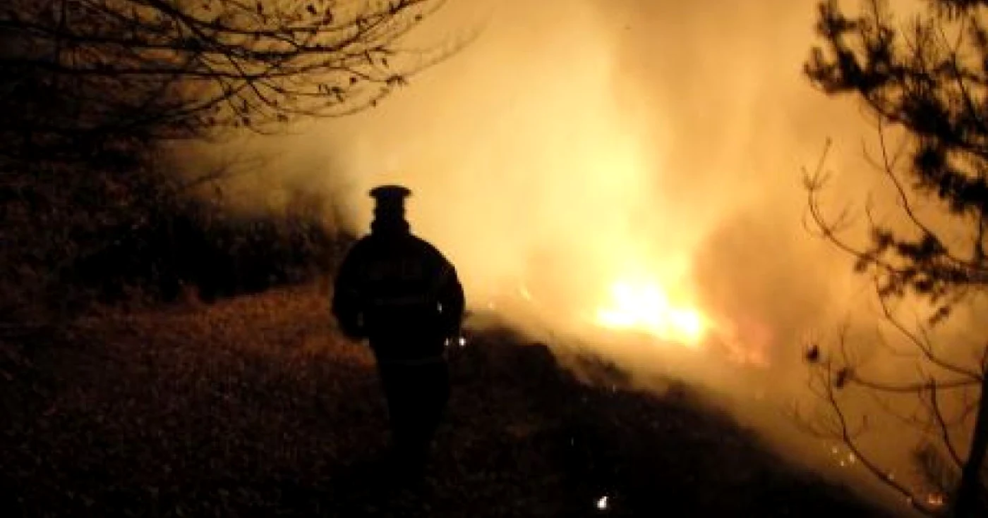 Pompierii au localizat incendiul şi acţionează acum pentru stingerea lui