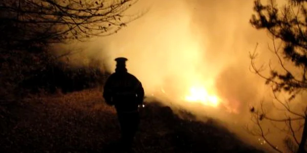 Pompierii au localizat incendiul şi acţionează acum pentru stingerea lui